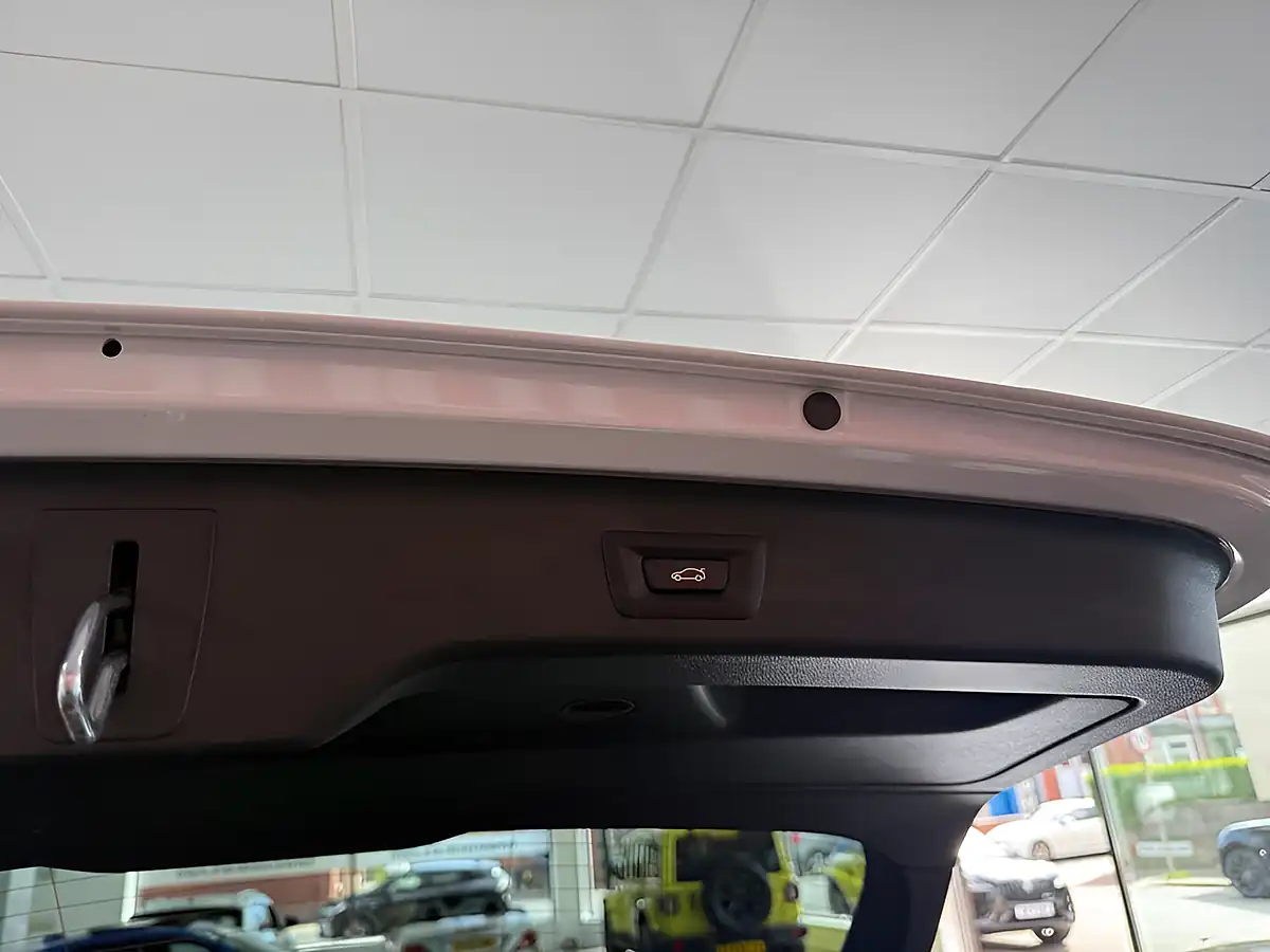 Used 2019 BMW 5 Series M Sport Alpine White - Interior and Exterior details 11