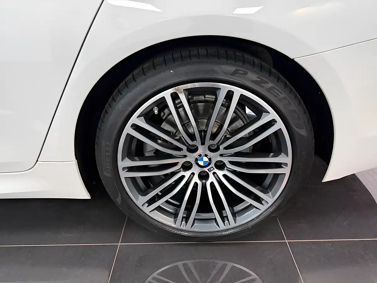 Used 2019 BMW 5 Series M Sport Alpine White - Interior and Exterior details 13
