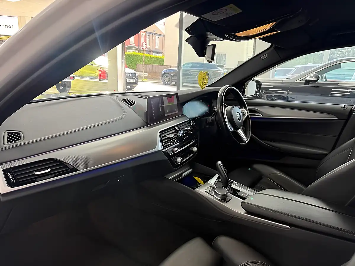 Used 2019 BMW 5 Series M Sport Alpine White - Interior and Exterior details 14