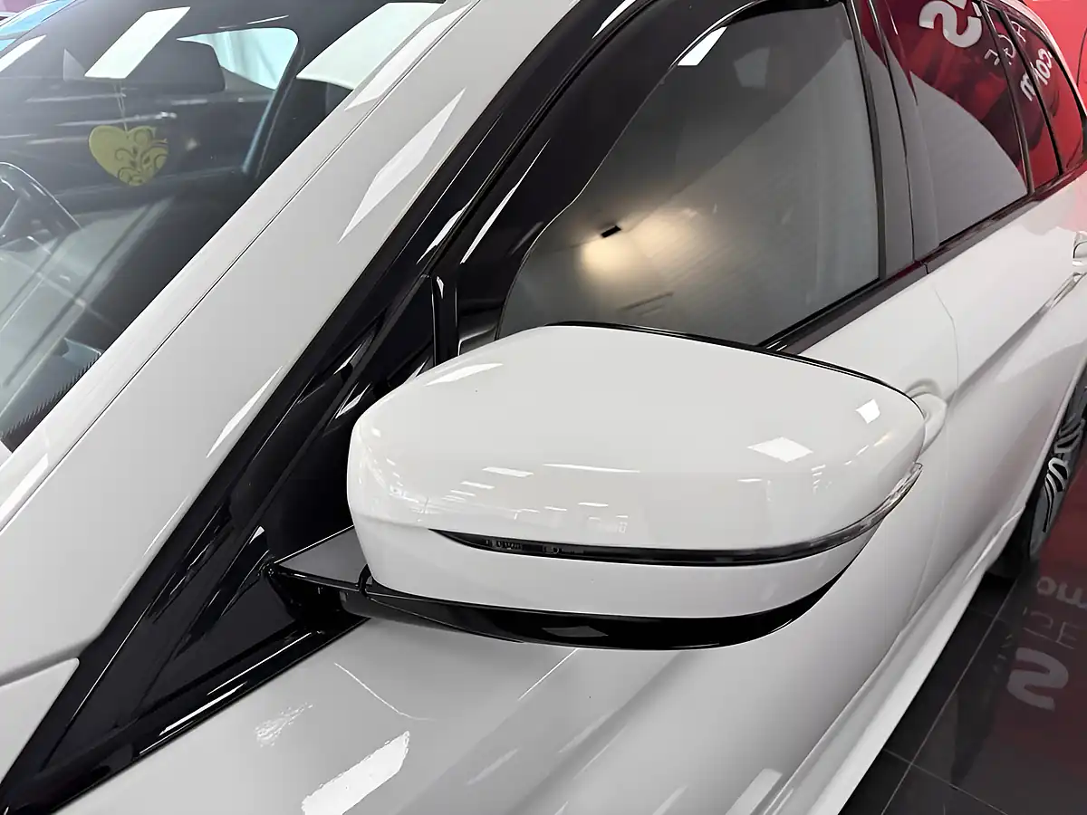 Used 2019 BMW 5 Series M Sport Alpine White - Interior and Exterior details 15