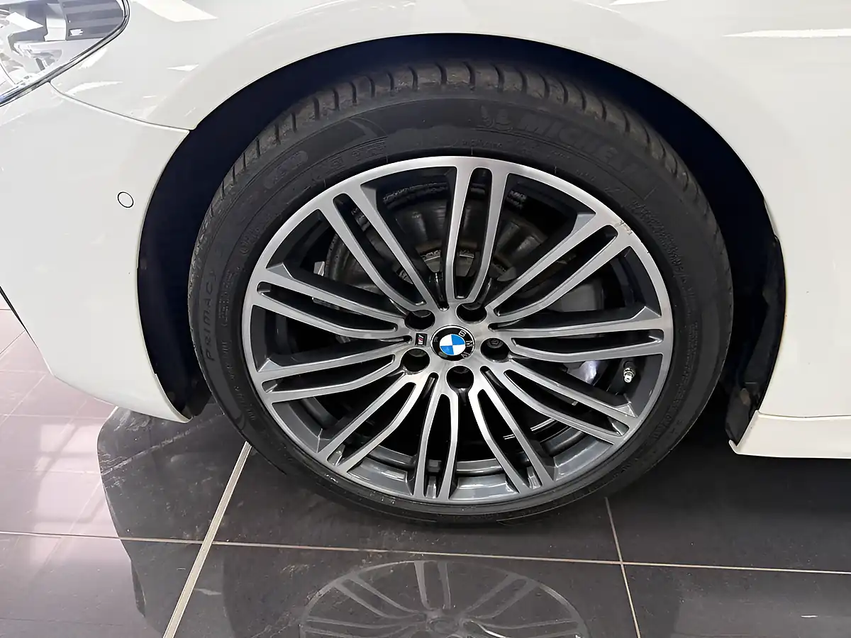 Used 2019 BMW 5 Series M Sport Alpine White - Interior and Exterior details 16