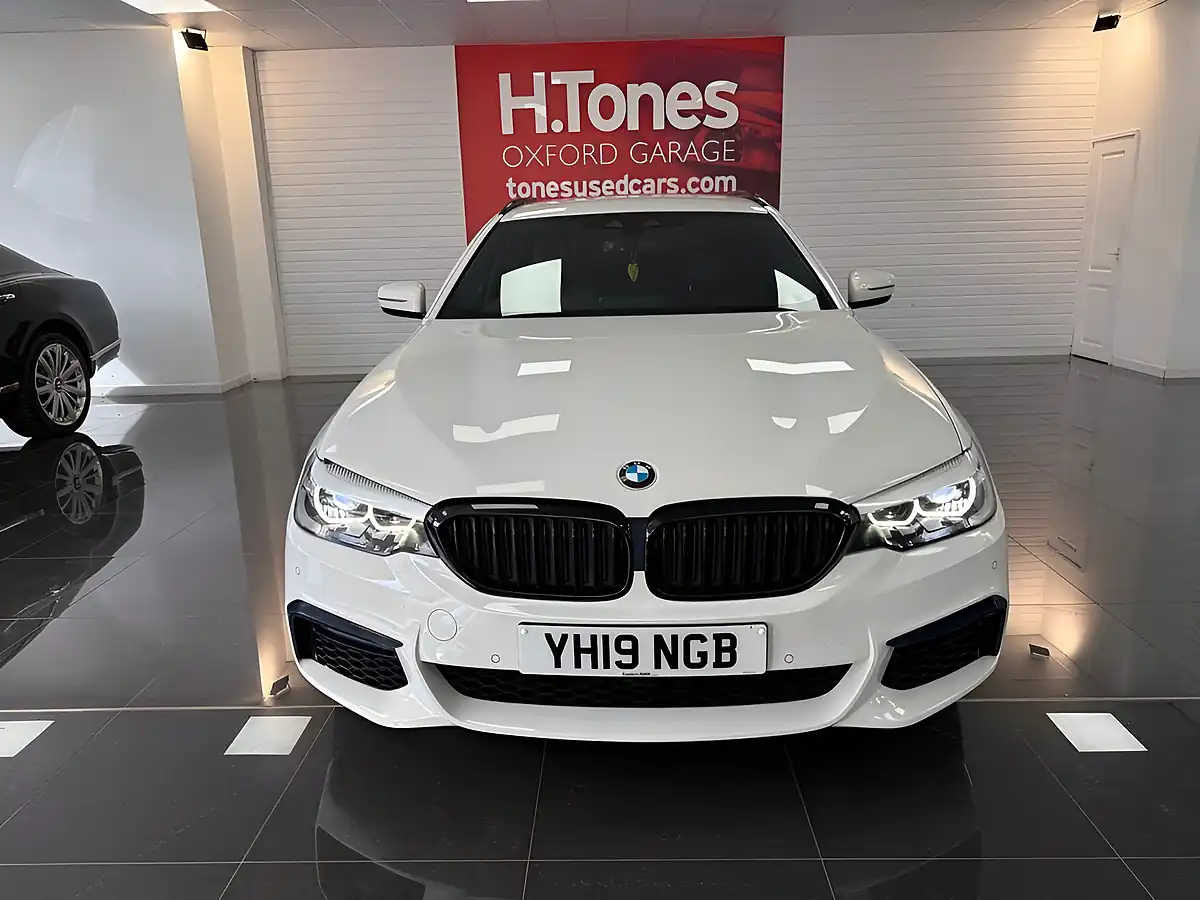 Used 2019 BMW 5 Series M Sport Alpine White - Interior and Exterior details 18