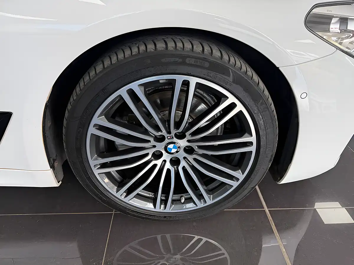 Used 2019 BMW 5 Series M Sport Alpine White - Interior and Exterior details 19