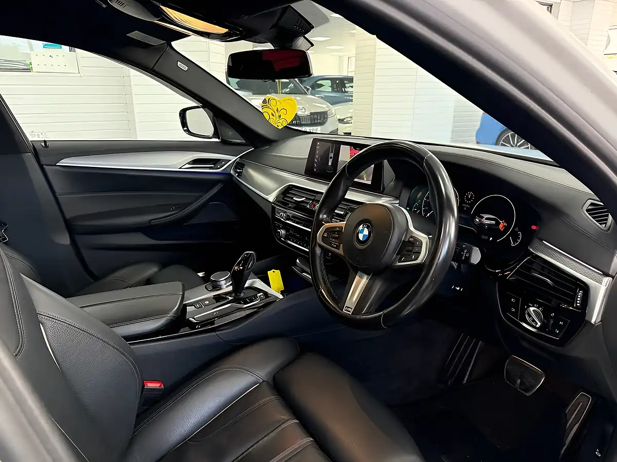 Used 2019 BMW 5 Series M Sport Alpine White - Interior and Exterior details 20