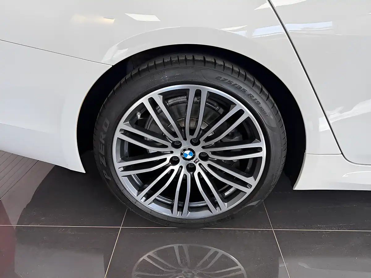 Used 2019 BMW 5 Series M Sport Alpine White - Interior and Exterior details 3