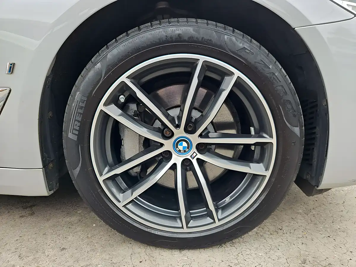 Used 2019 BMW 5 Series Se Glacier Silver - Interior and Exterior details 18