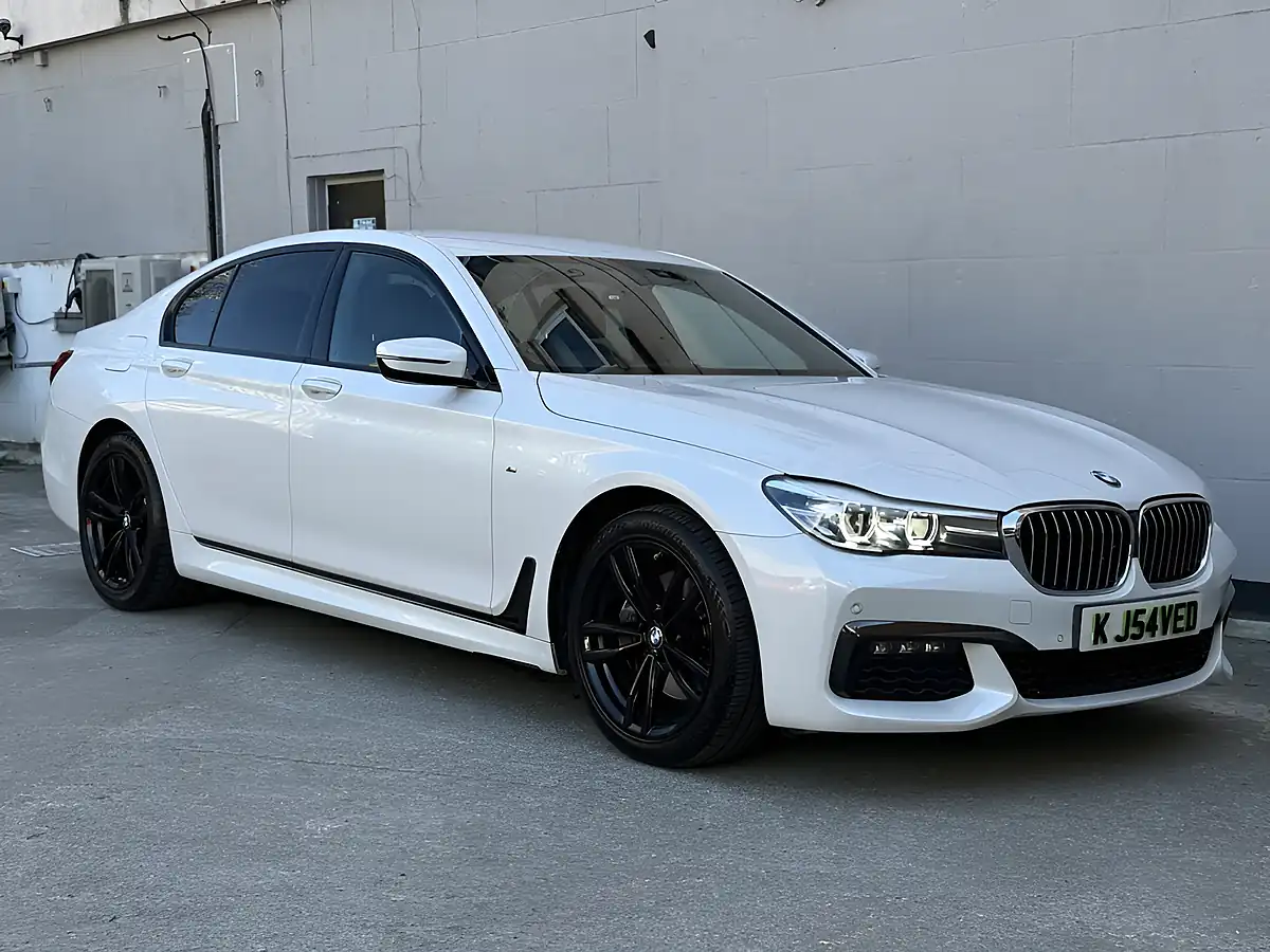 Used 2019 BMW 7 Series M Sport White - Front View