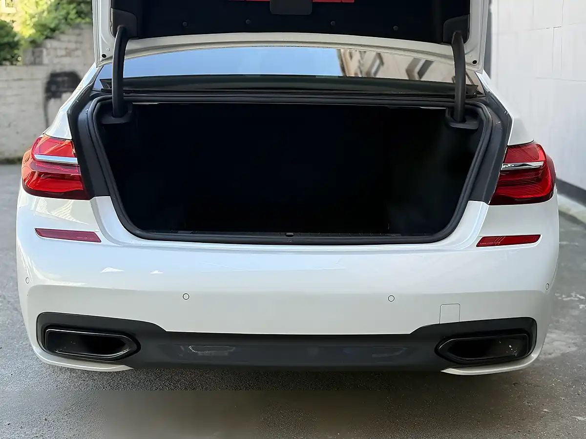 Used 2019 BMW 7 Series M Sport White - Interior and Exterior details 10