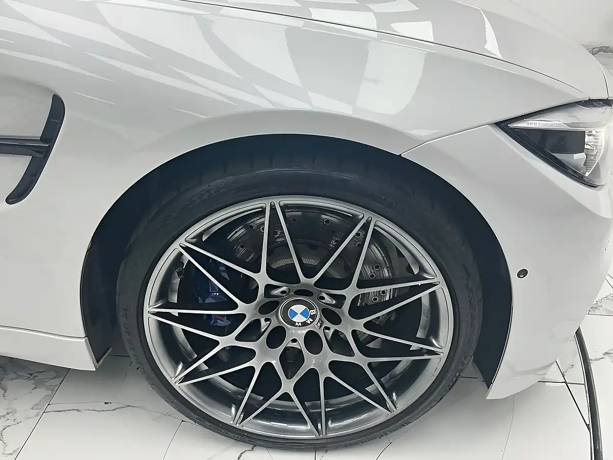Used 2019 BMW M4 Competition Mineral White - Interior and Exterior details 17