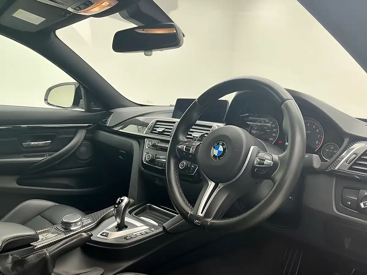 Used 2019 BMW M4 Competition Mineral White - Interior and Exterior details 9