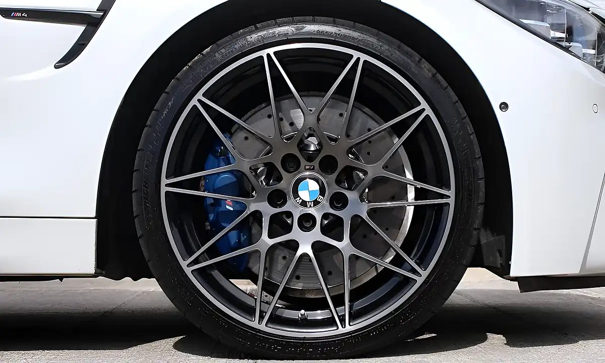Used 2019 BMW M4 Competition White - Interior and Exterior details 10