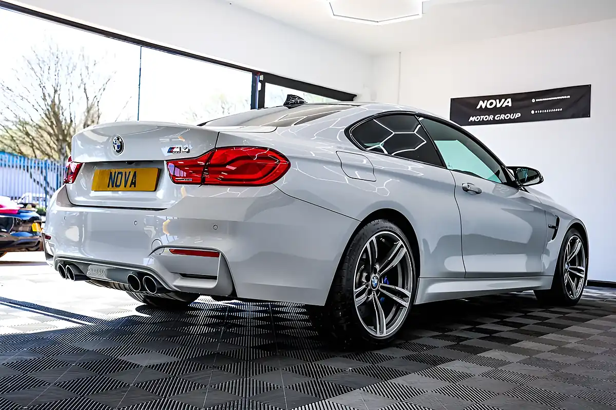 Used 2019 BMW M4 Mineral White - Interior and Exterior details 10