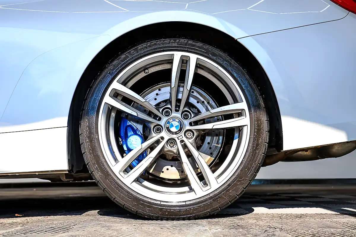 Used 2019 BMW M4 Mineral White - Interior and Exterior details 15