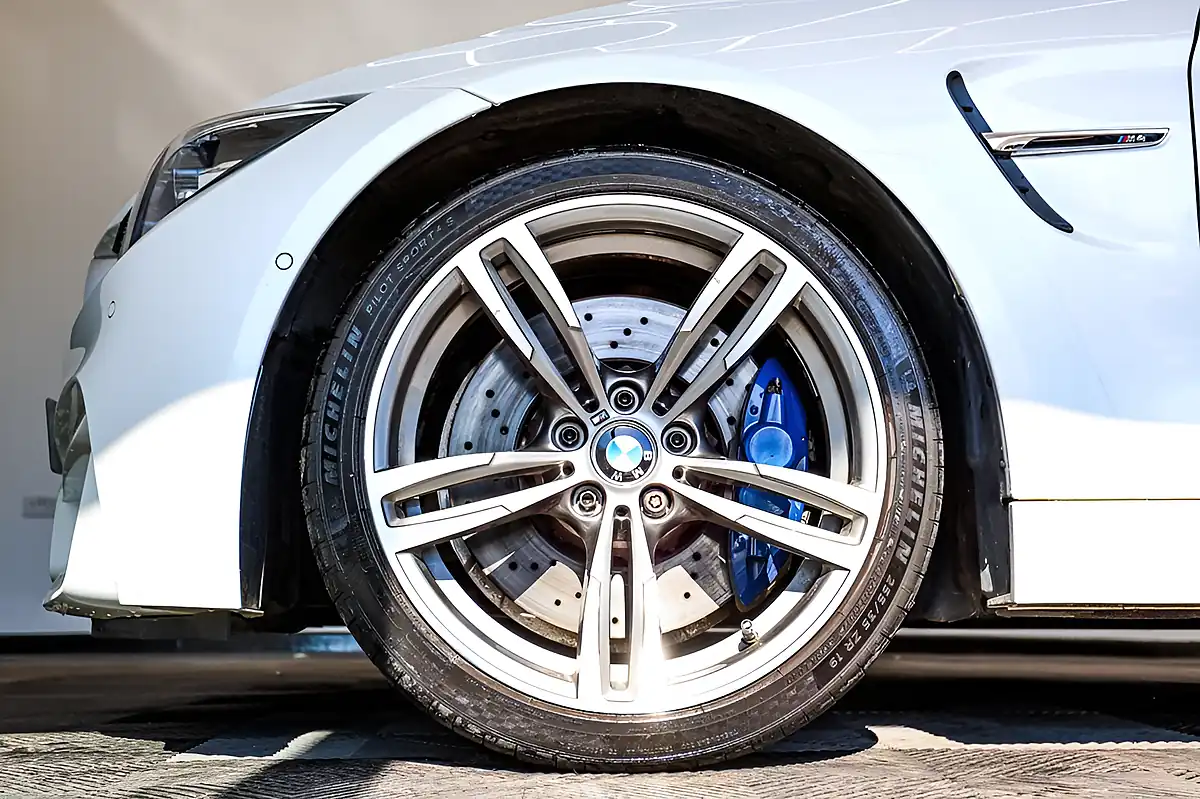 Used 2019 BMW M4 Mineral White - Interior and Exterior details 16