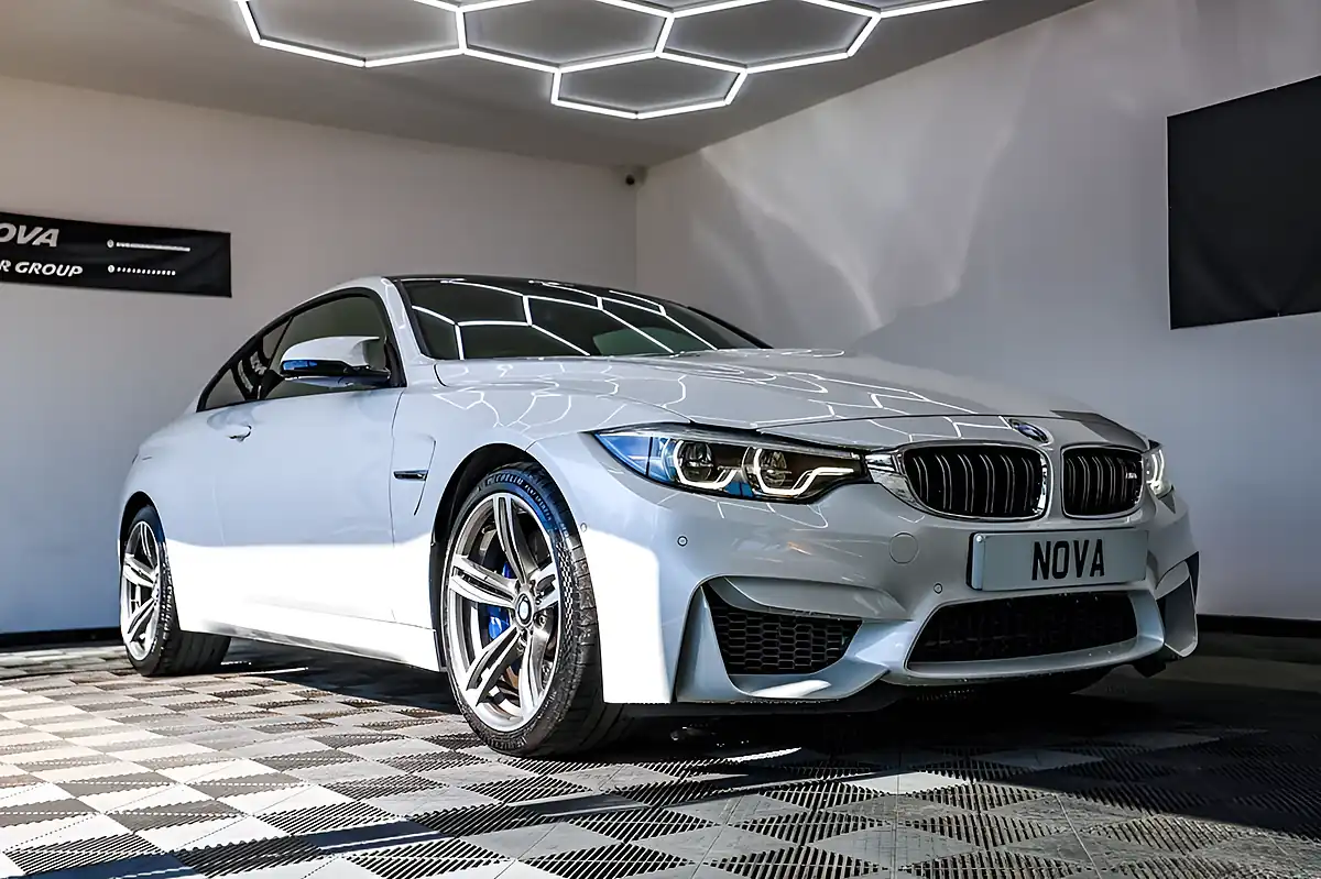 Used 2019 BMW M4 Mineral White - Interior and Exterior details 3