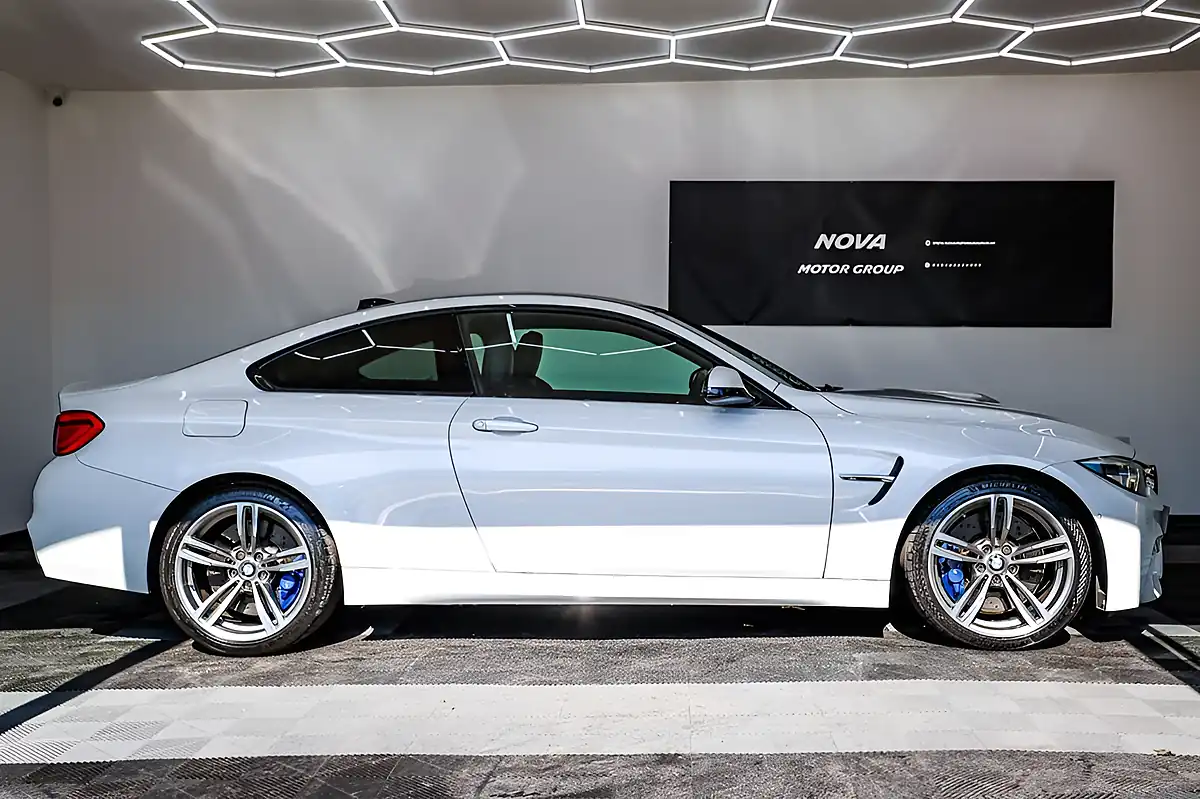 Used 2019 BMW M4 Mineral White - Interior and Exterior details 5