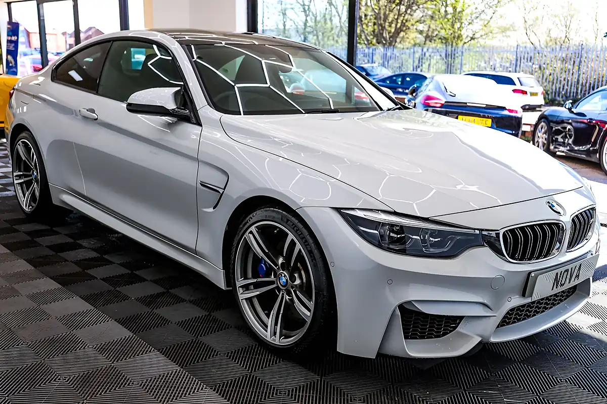 Used 2019 BMW M4 Mineral White - Interior and Exterior details 9