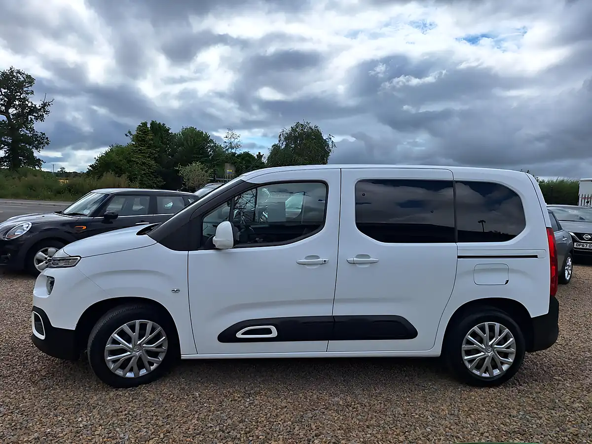 Used 2019 Citroen Berlingo Feel M White - Interior and Exterior details 10
