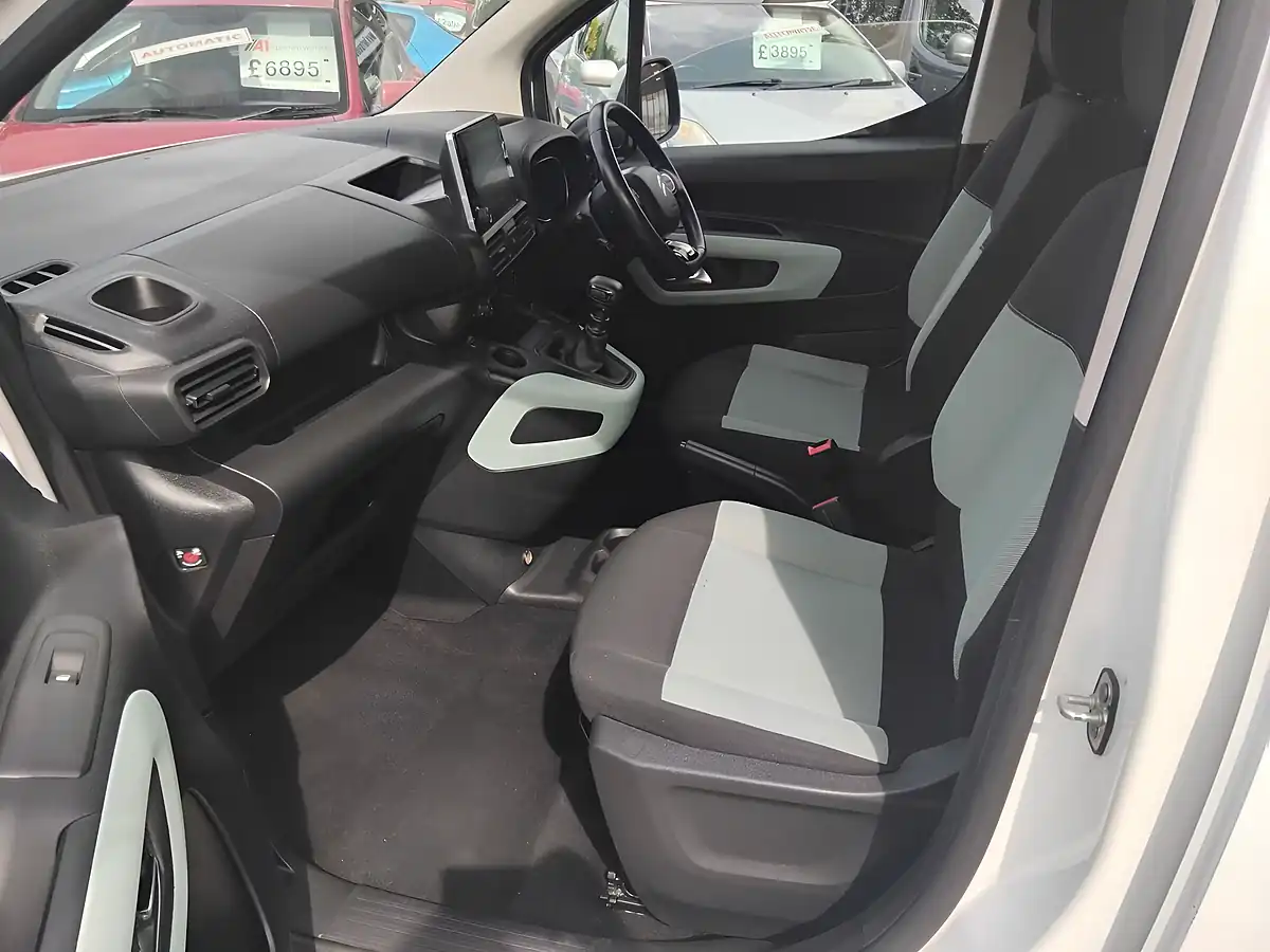 Used 2019 Citroen Berlingo Feel White - Interior and Exterior details 15