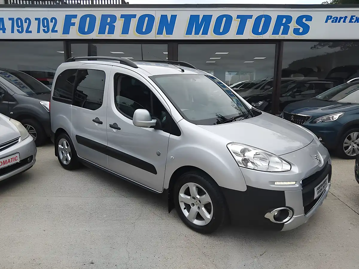 Used 2019 Citroen Berlingo Feel White - Interior and Exterior details 19