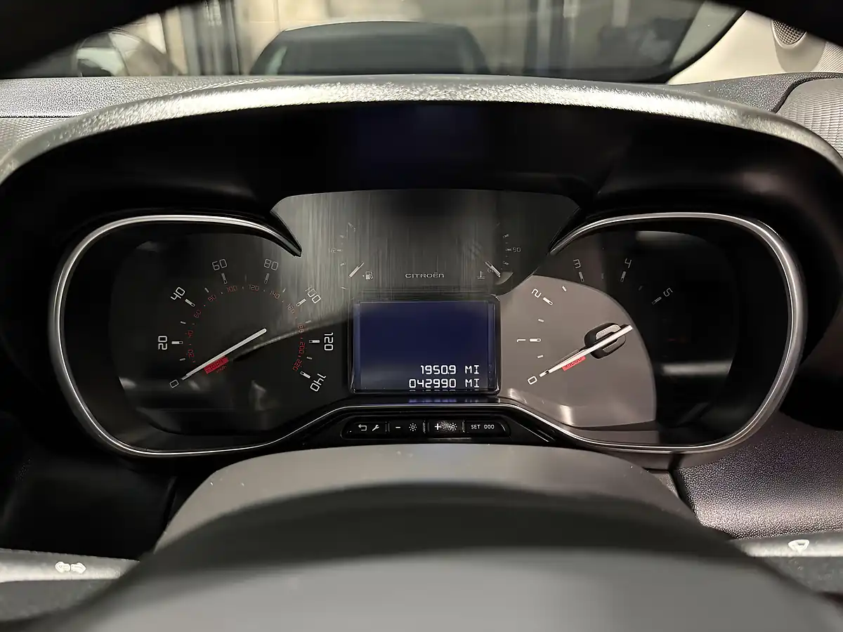 Used 2019 Citroen C3 Aircross Flair Beige - Interior and Exterior details 17