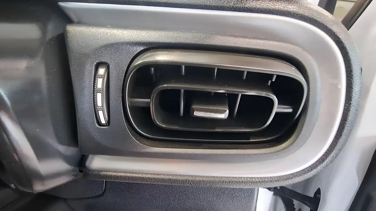 Used 2019 Citroen C3 Feel White - Interior and Exterior details 12