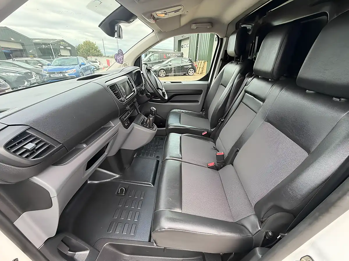 Used 2019 Citroen Dispatch Enterprise M White - Interior and Exterior details 18
