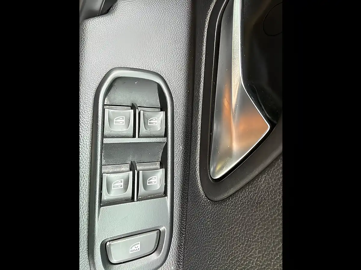 Used 2019 Dacia Duster Comfort Desert Orange - Interior and Exterior details 15