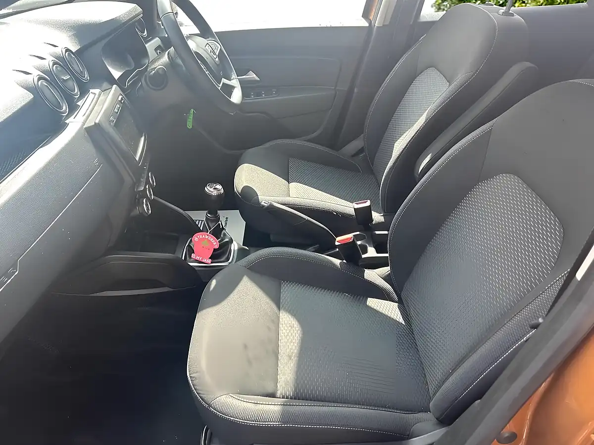 Used 2019 Dacia Duster Comfort Orange - Interior and Exterior details 14
