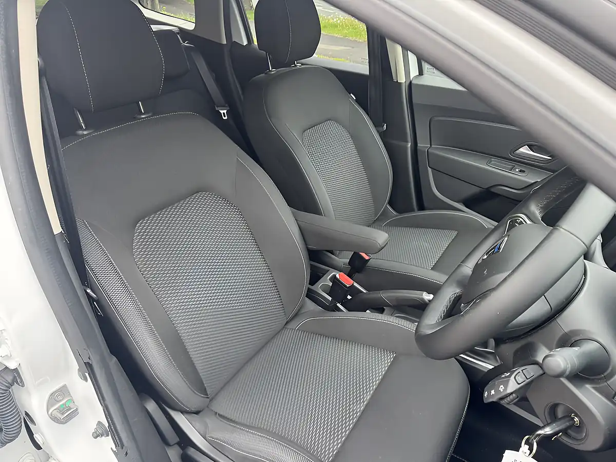Used 2019 Dacia Duster Comfort White - Interior and Exterior details 4