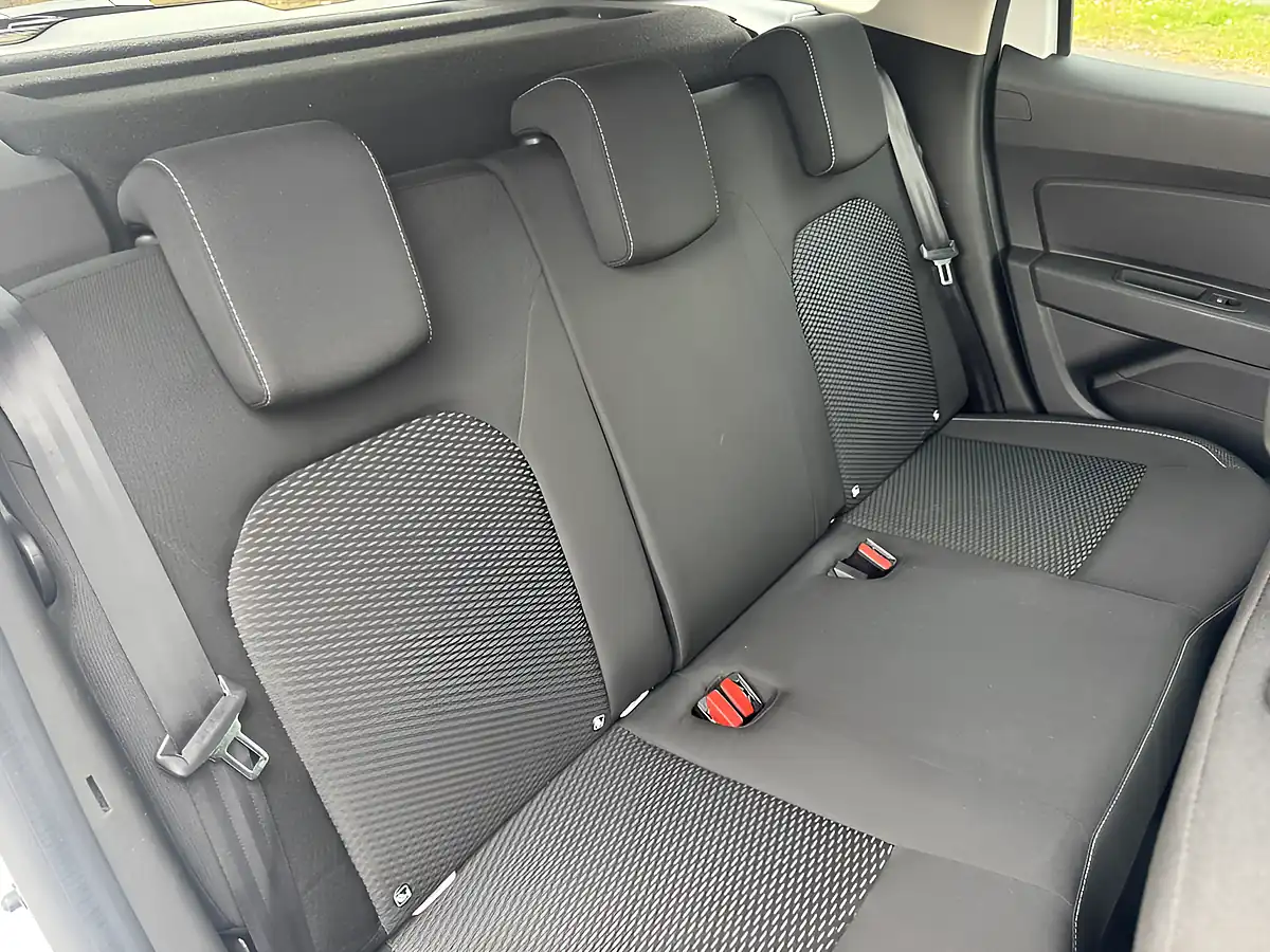 Used 2019 Dacia Duster Comfort White - Interior and Exterior details 6