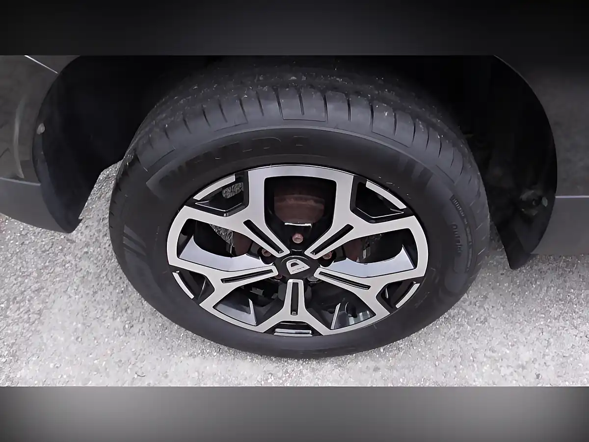 Used 2019 Dacia Duster Prestige Black - Interior and Exterior details 7