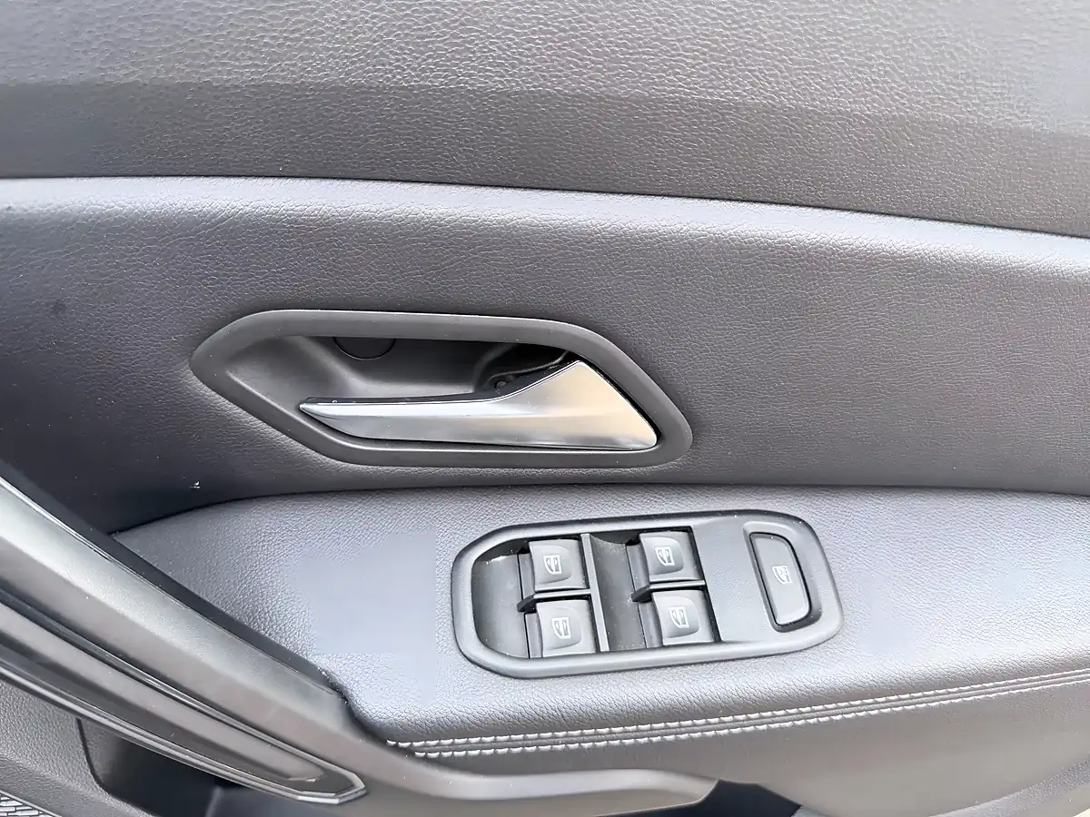 Used 2019 Dacia Duster Prestige Black - Interior and Exterior details 18