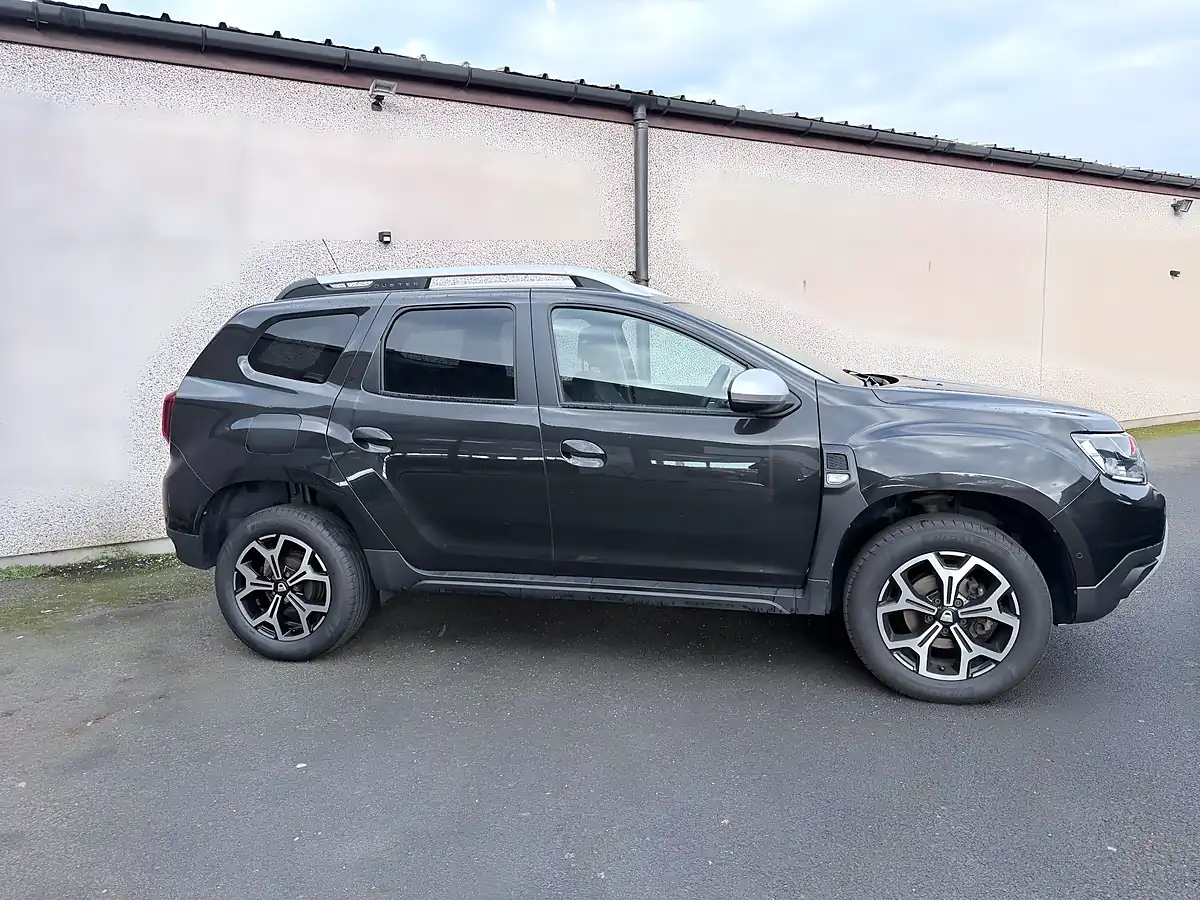 Used 2019 Dacia Duster Prestige Black - Interior and Exterior details 9