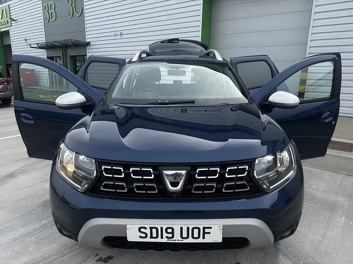 Used 2019 Dacia Duster Prestige Blue - Interior and Exterior details 10