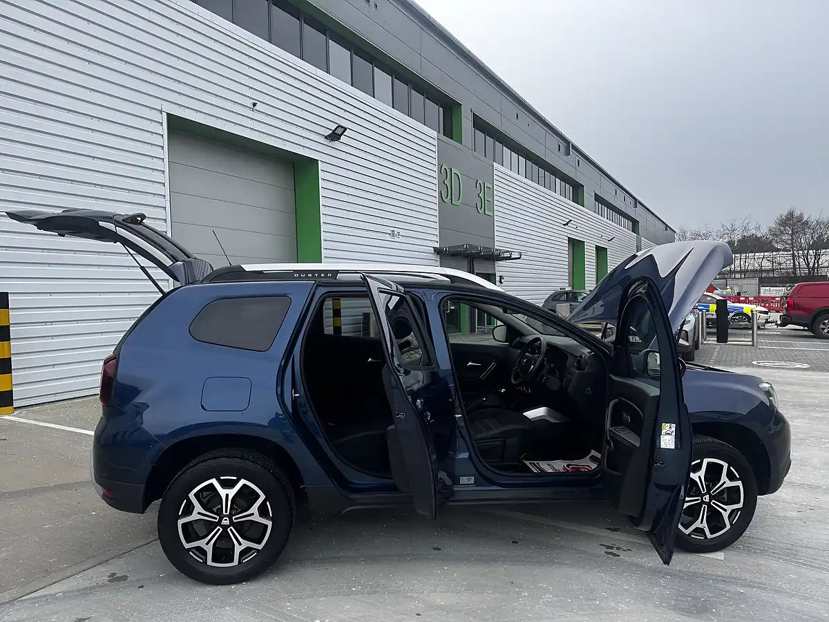 Used 2019 Dacia Duster Prestige Blue - Interior and Exterior details 11