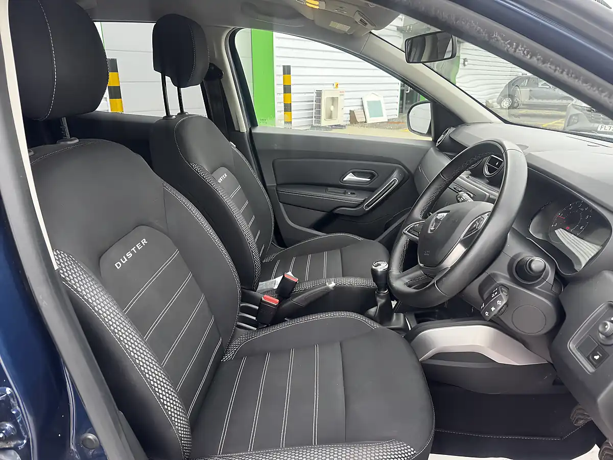 Used 2019 Dacia Duster Prestige Blue - Interior and Exterior details 14