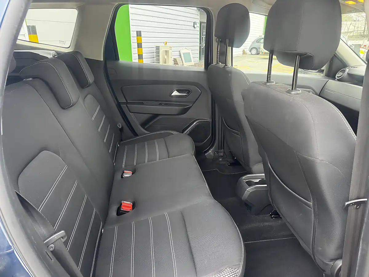 Used 2019 Dacia Duster Prestige Blue - Interior and Exterior details 15