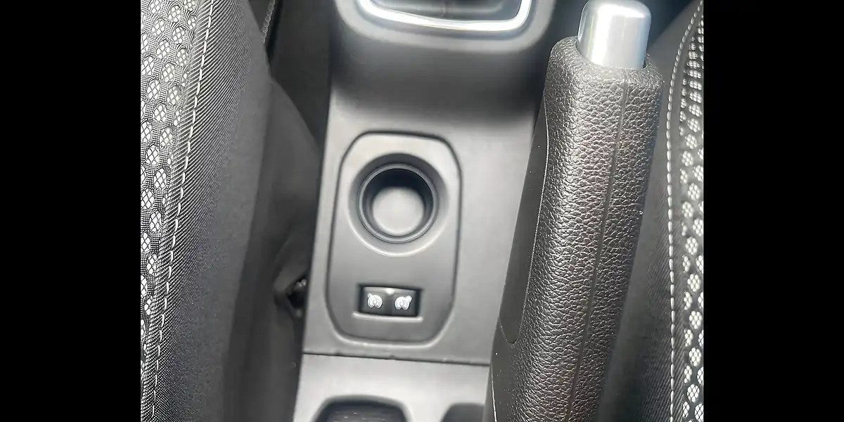 Used 2019 Dacia Duster Prestige Blue - Interior and Exterior details 18