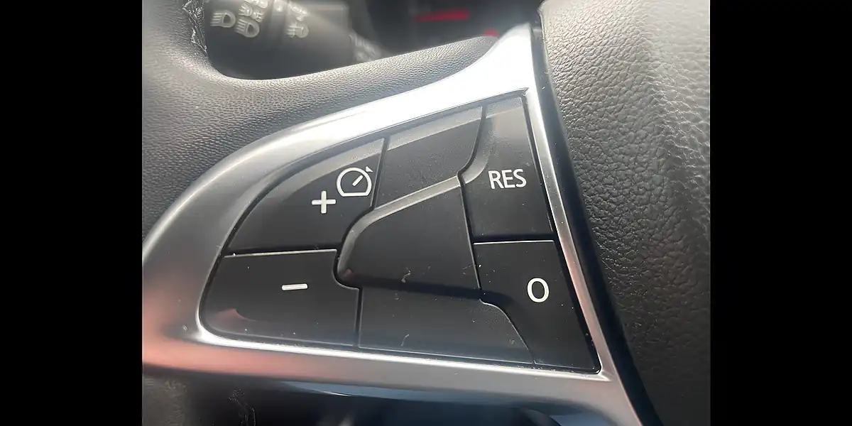 Used 2019 Dacia Duster Prestige Blue - Interior and Exterior details 19