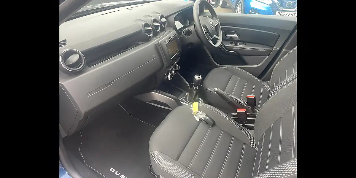 Used 2019 Dacia Duster Prestige Blue - Interior and Exterior details 9