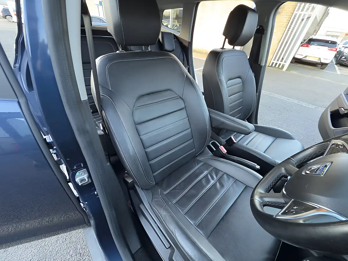 Used 2019 Dacia Duster Prestige Cosmos Blue - Interior and Exterior details 18