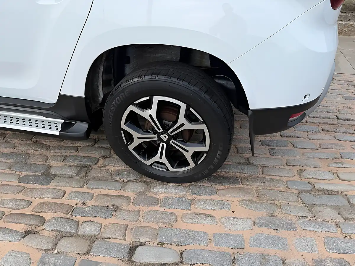 Used 2019 Dacia Duster Prestige Glacier White - Interior and Exterior details 17