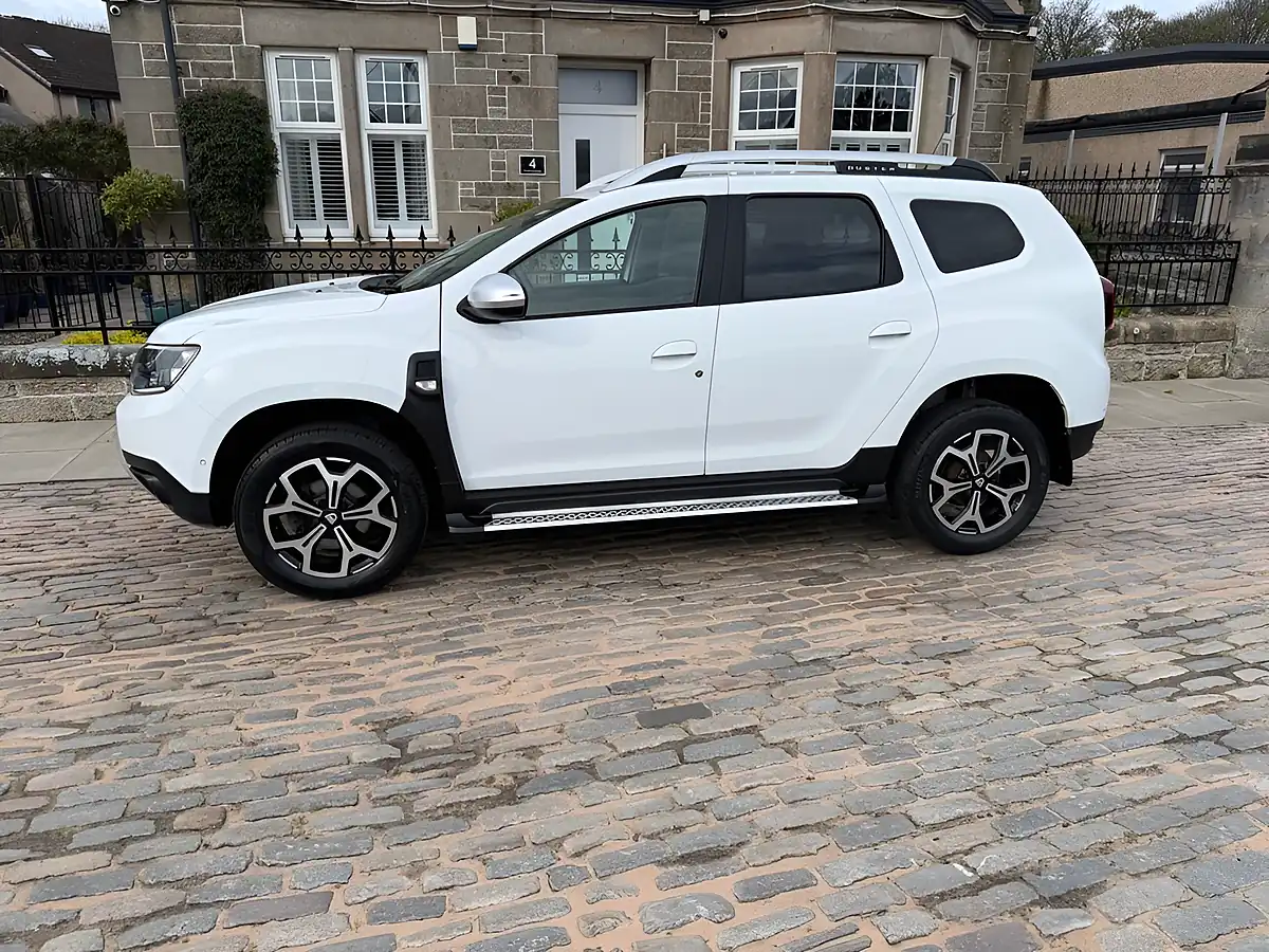 Used 2019 Dacia Duster Prestige Glacier White - Interior and Exterior details 4