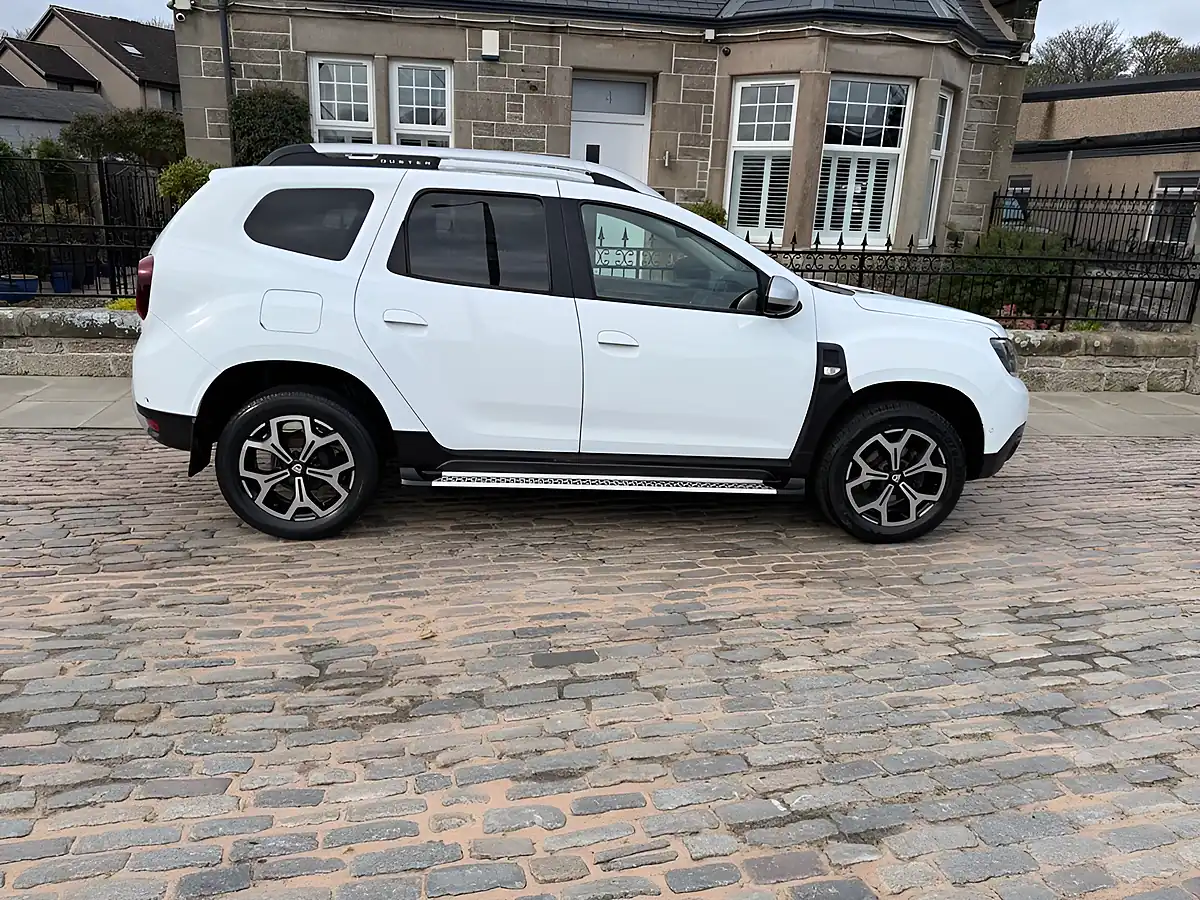 Used 2019 Dacia Duster Prestige Glacier White - Interior and Exterior details 8