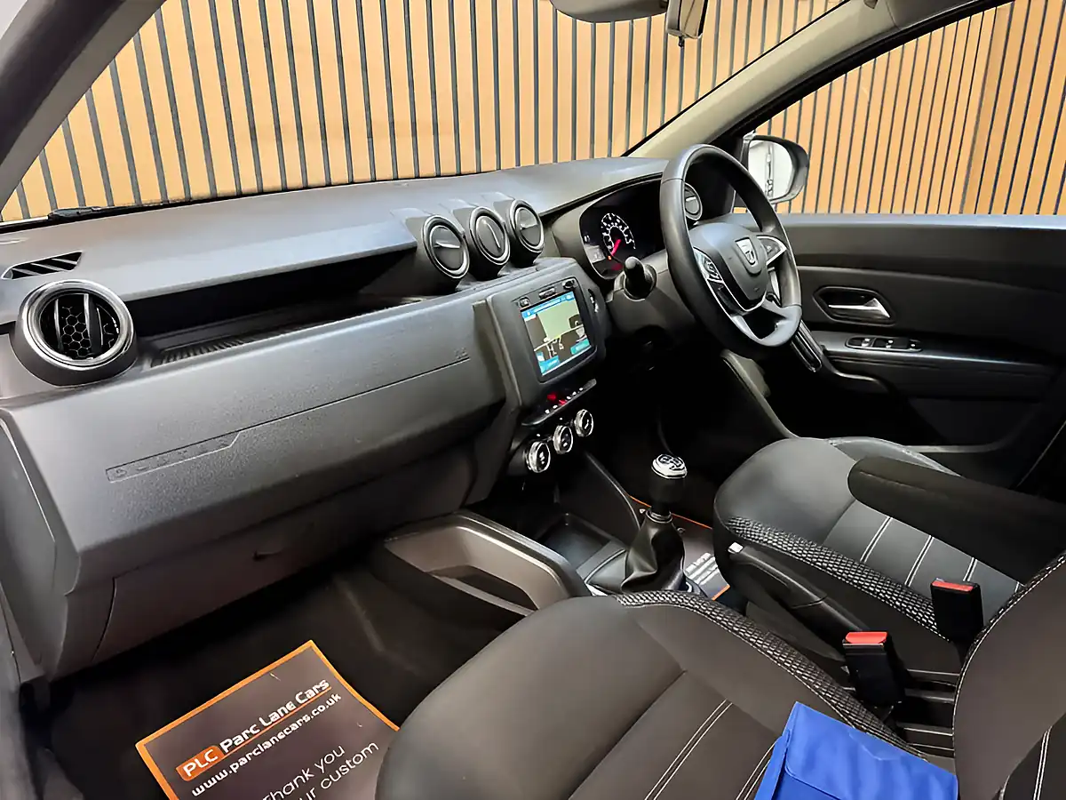Used 2019 Dacia Duster Prestige Glacier White - Interior and Exterior details 16