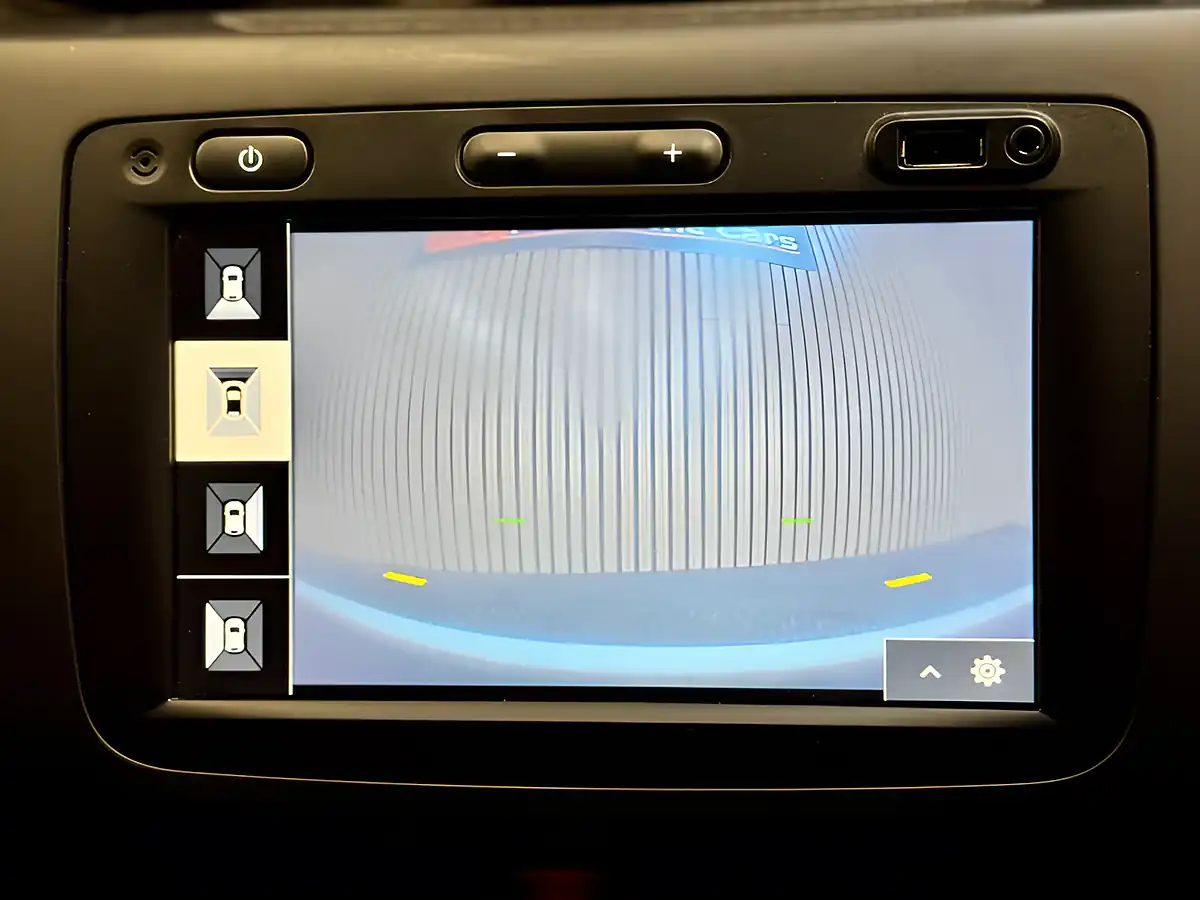 Used 2019 Dacia Duster Prestige Glacier White - Interior and Exterior details 17