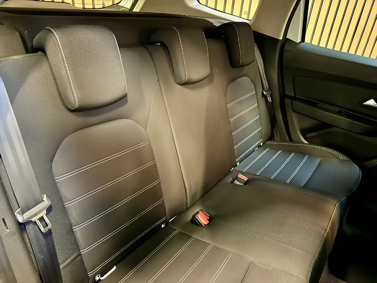 Used 2019 Dacia Duster Prestige Glacier White - Interior and Exterior details 19