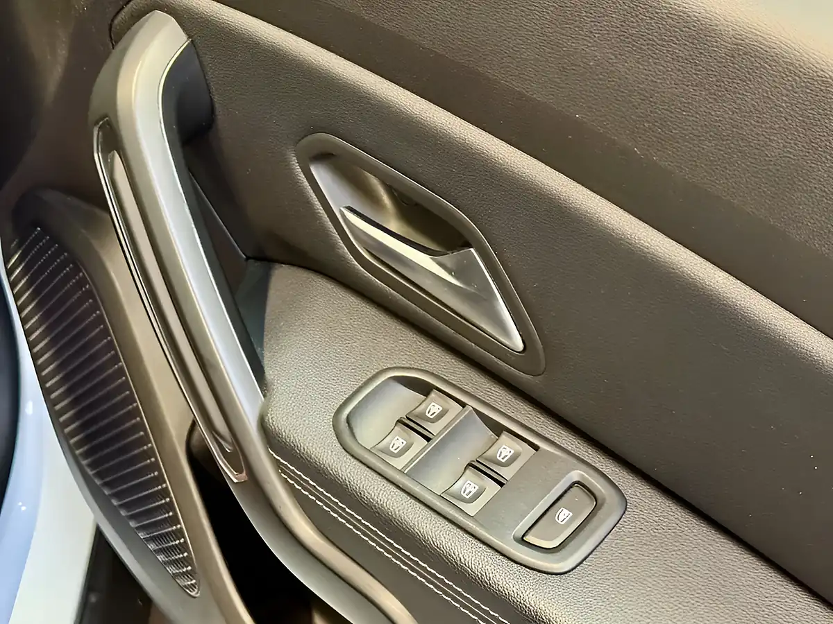 Used 2019 Dacia Duster Prestige Glacier White - Interior and Exterior details 20