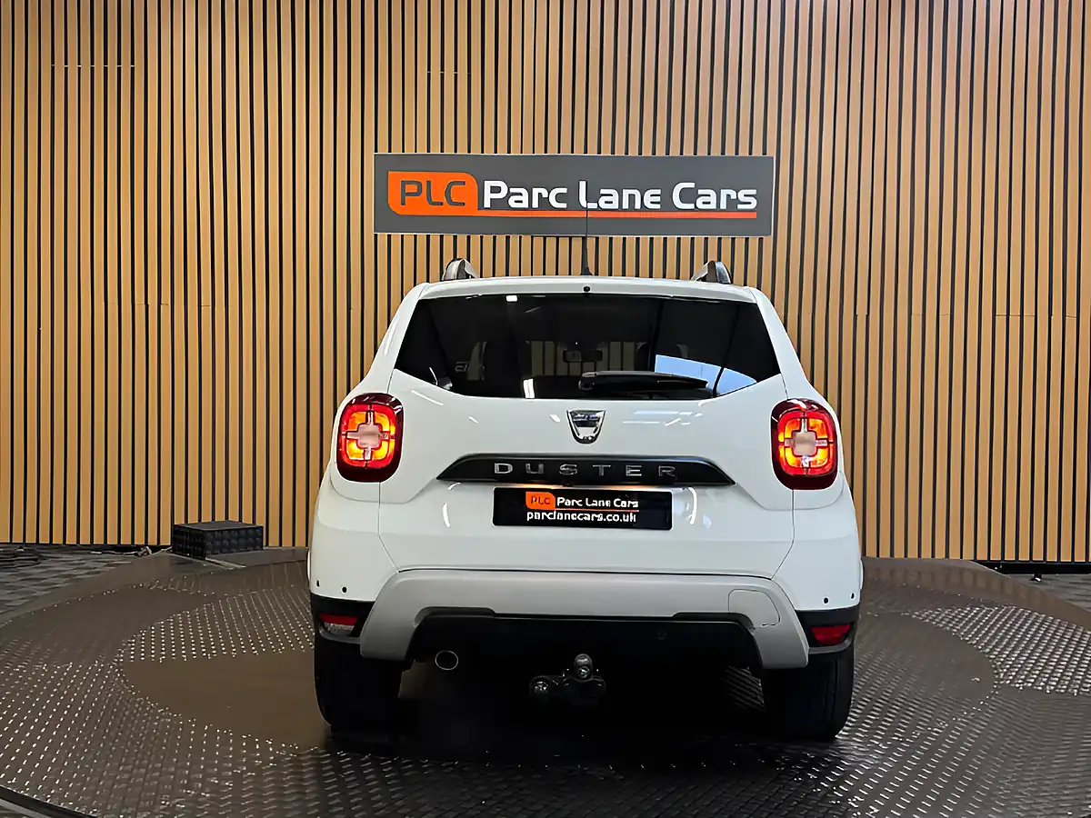 Used 2019 Dacia Duster Prestige Glacier White - Interior and Exterior details 4
